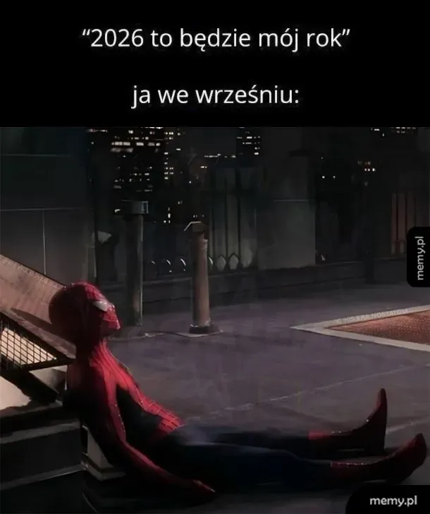 Spider-Man leżący zmęczony na dachu w nocy