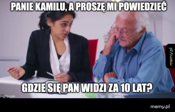 Młoda kobieta rozmawia ze starszym mężczyzną podczas rekrutacji.