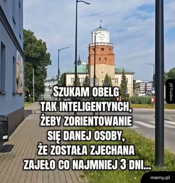Widok na zabytkową wieżę w Opolu z polskim tekstem o szukaniu obelg.
