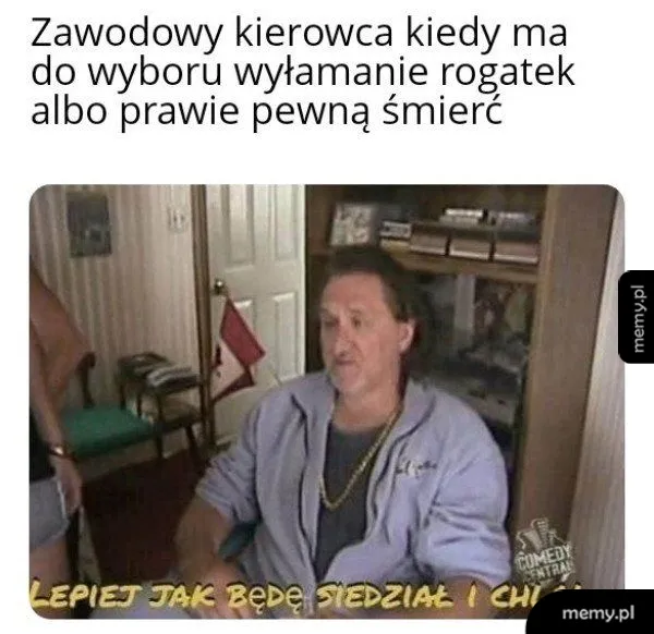 Mężczyzna siedzi w pokoju, na dole napis z mema.