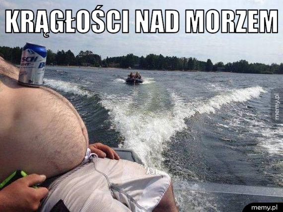 Krągłości nad morzem.