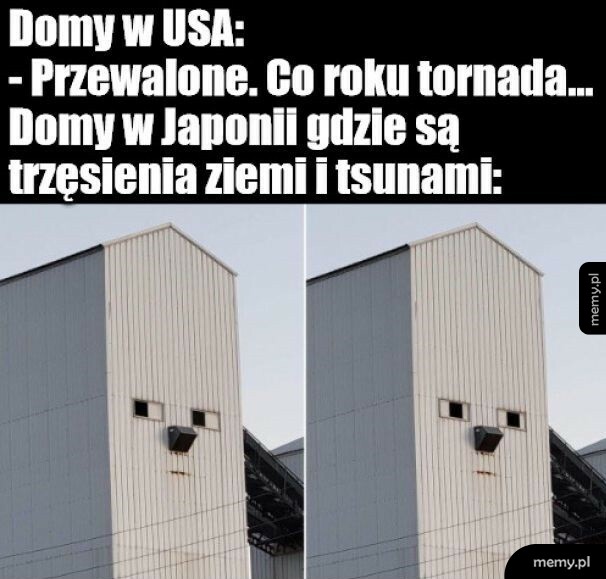 Mem porównujący budynki w USA i Japonii