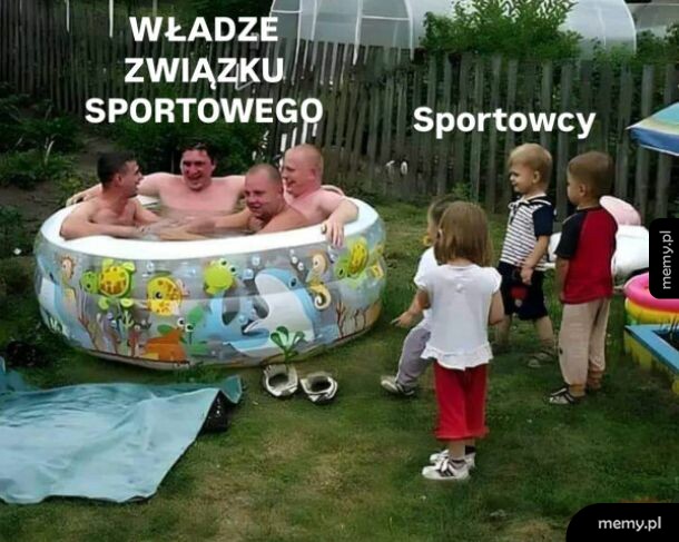 Mężczyźni siedzący w dmuchanym basenie i dzieci patrzące na nich z zewnątrz.