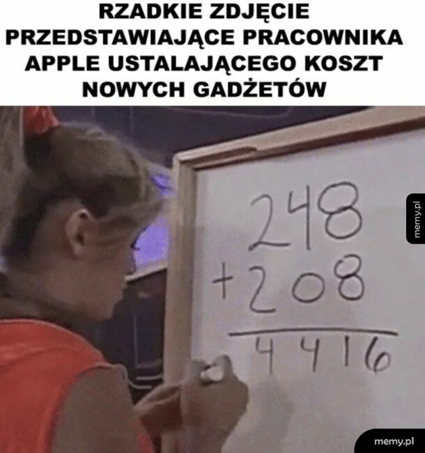 Kobieta pisze na tablicy błędny wynik dodawania liczb.