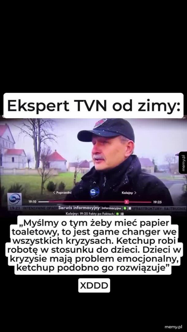 Mężczyzna w czapce z daszkiem wypowiadający się w telewizji