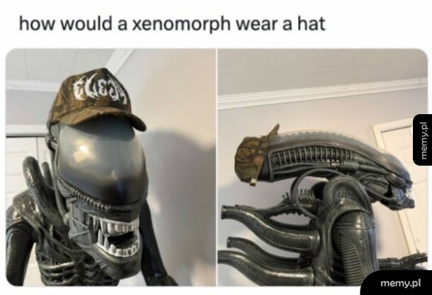 Figura Ksenomorfa w czapce z daszkiem na dwa sposoby.